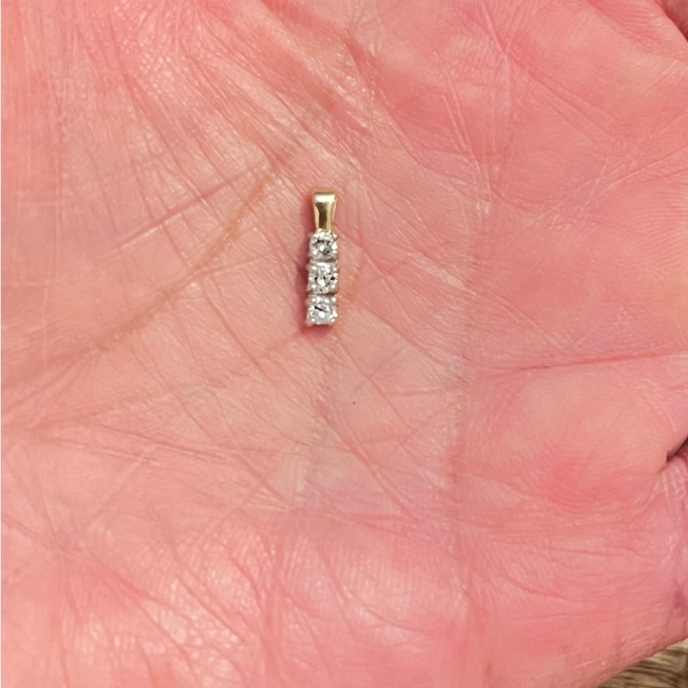 Elegant 10K Gold Round Natural Diamond Pendant 0.13ct Approx.